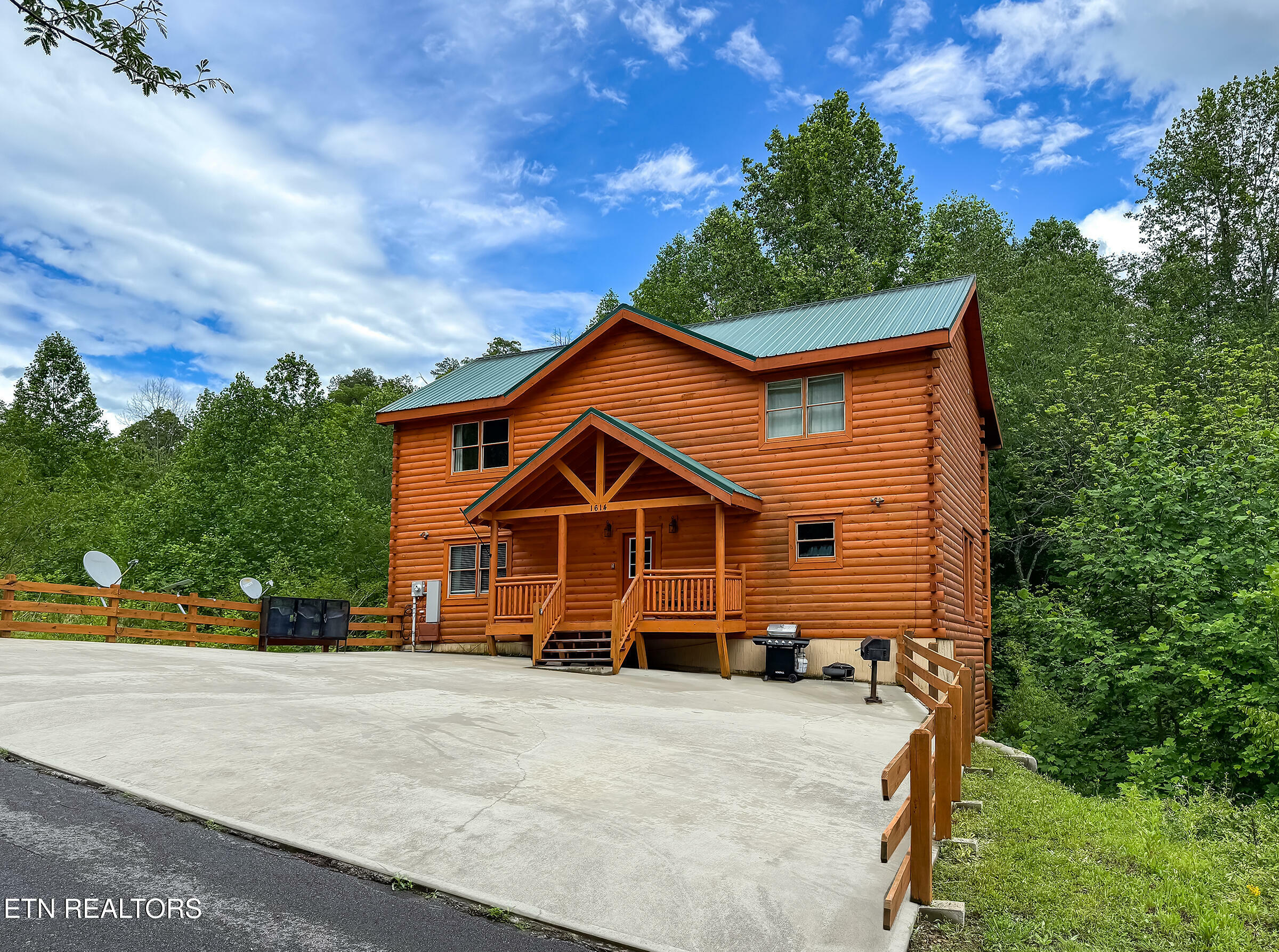 Property Photo:  1614 Barn Door Lane  TN 37862 