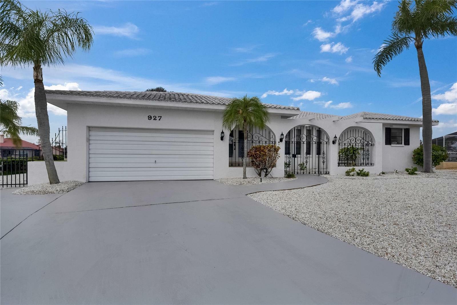 Property Photo: 927 Golf Island Drive FL 33572