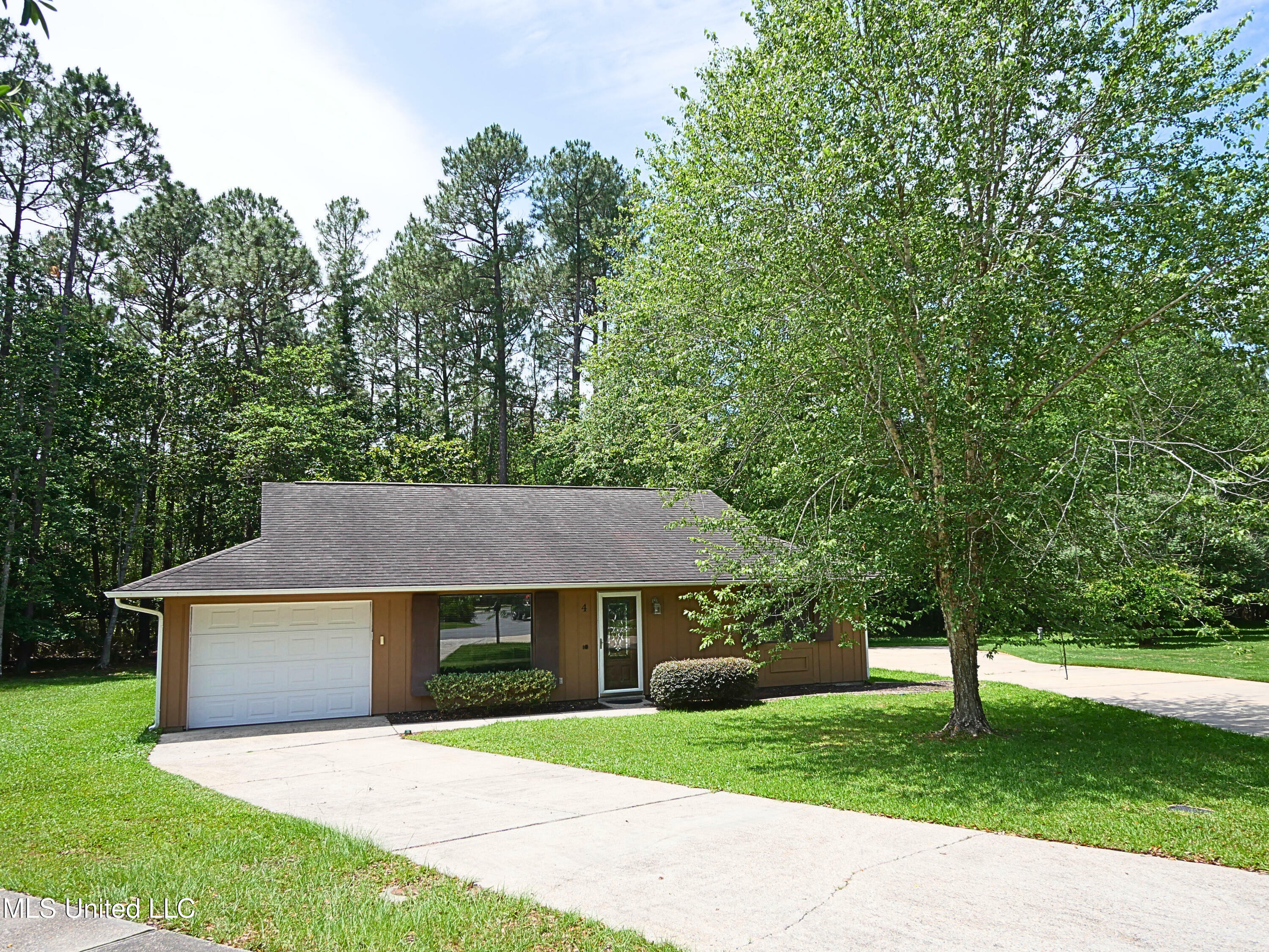 Property Photo: 4 Live Oak Court MS 39525