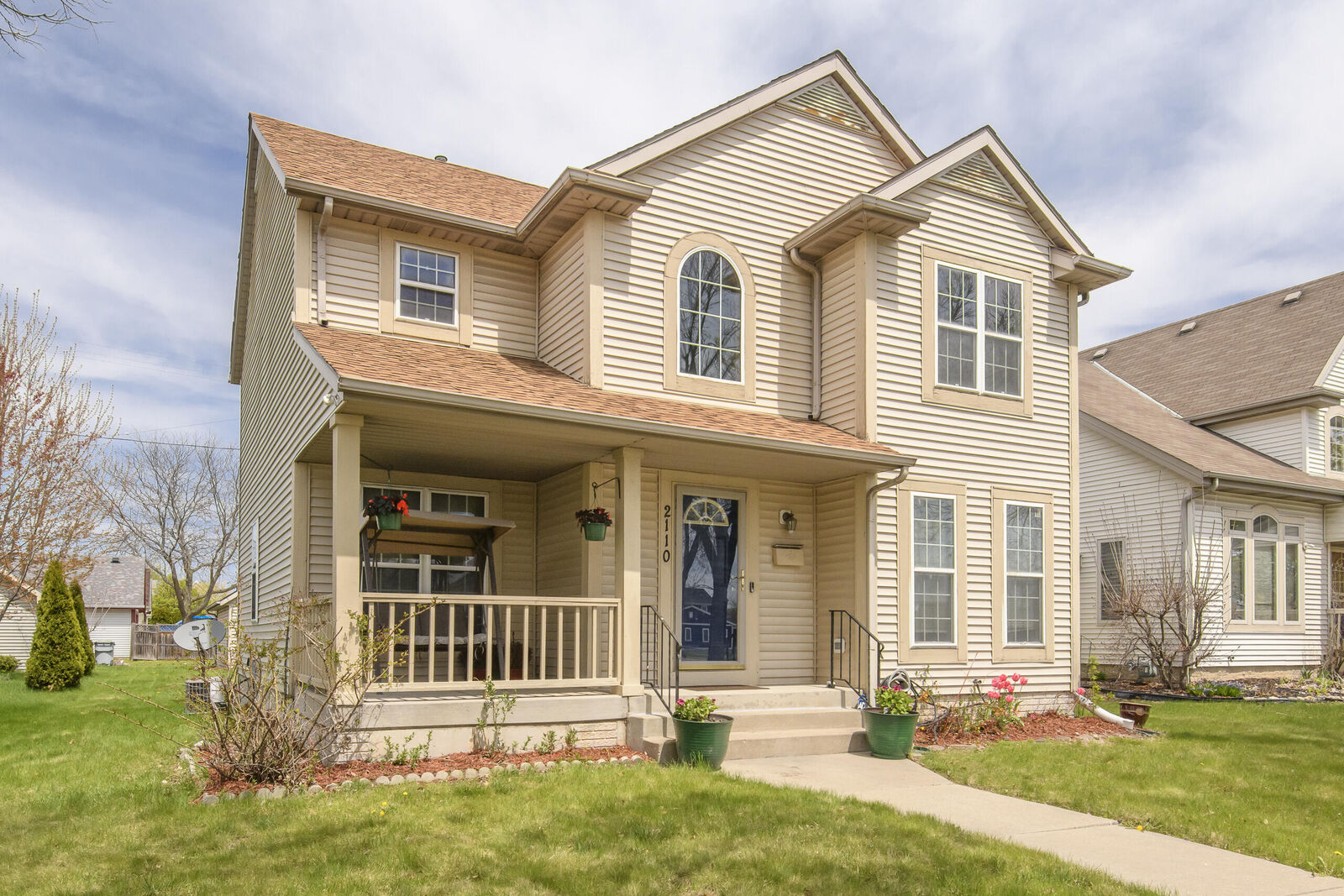 Property Photo:  2110 W Walnut St  WI 53205 