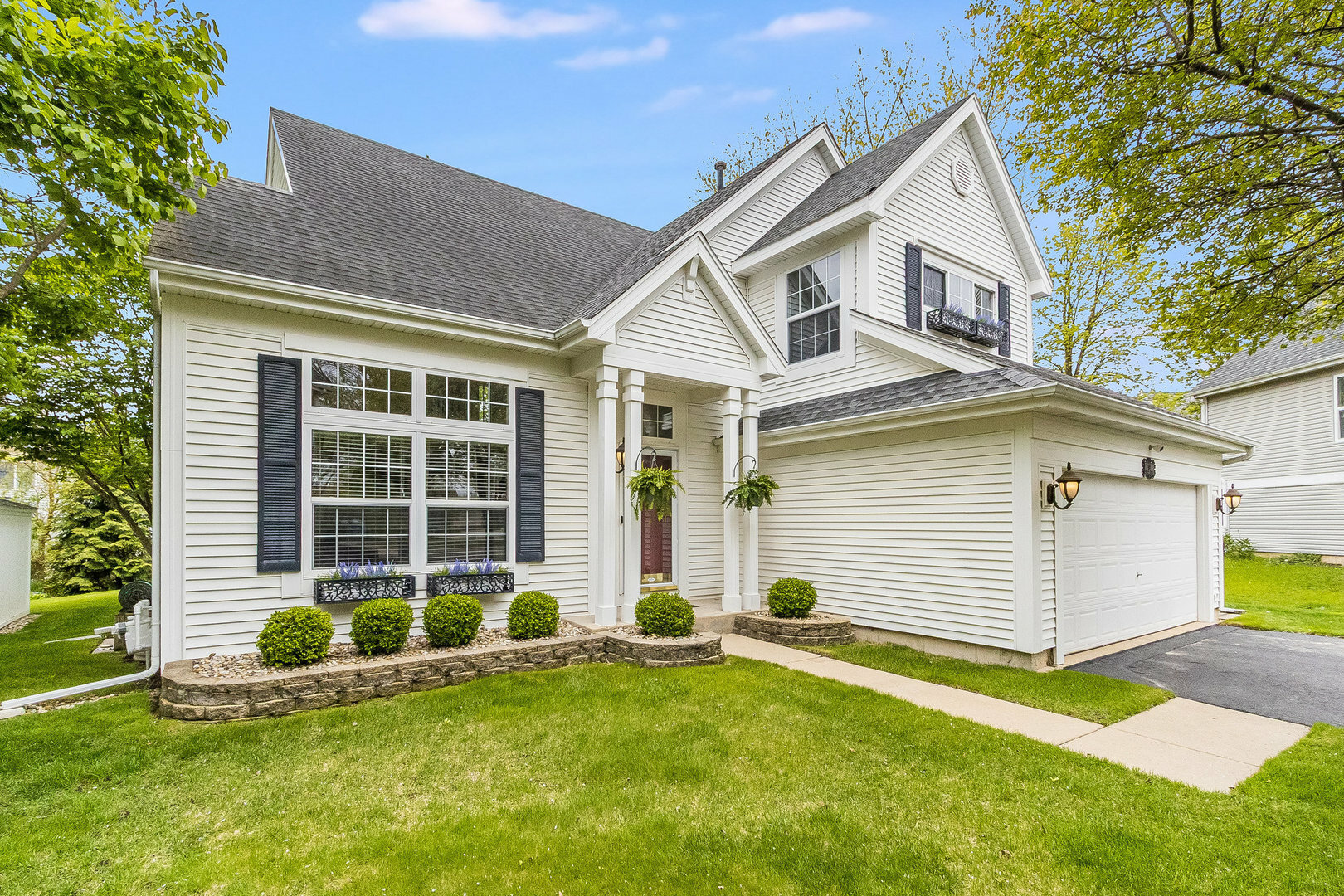 Property Photo: 11 Cobbler Court IL 60177