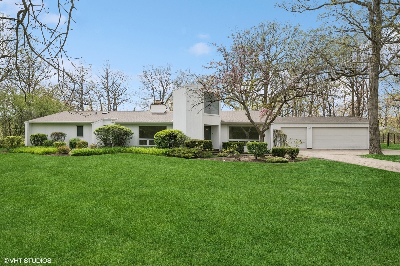 Property Photo: 1000 Blackhawk Lane IL 60015