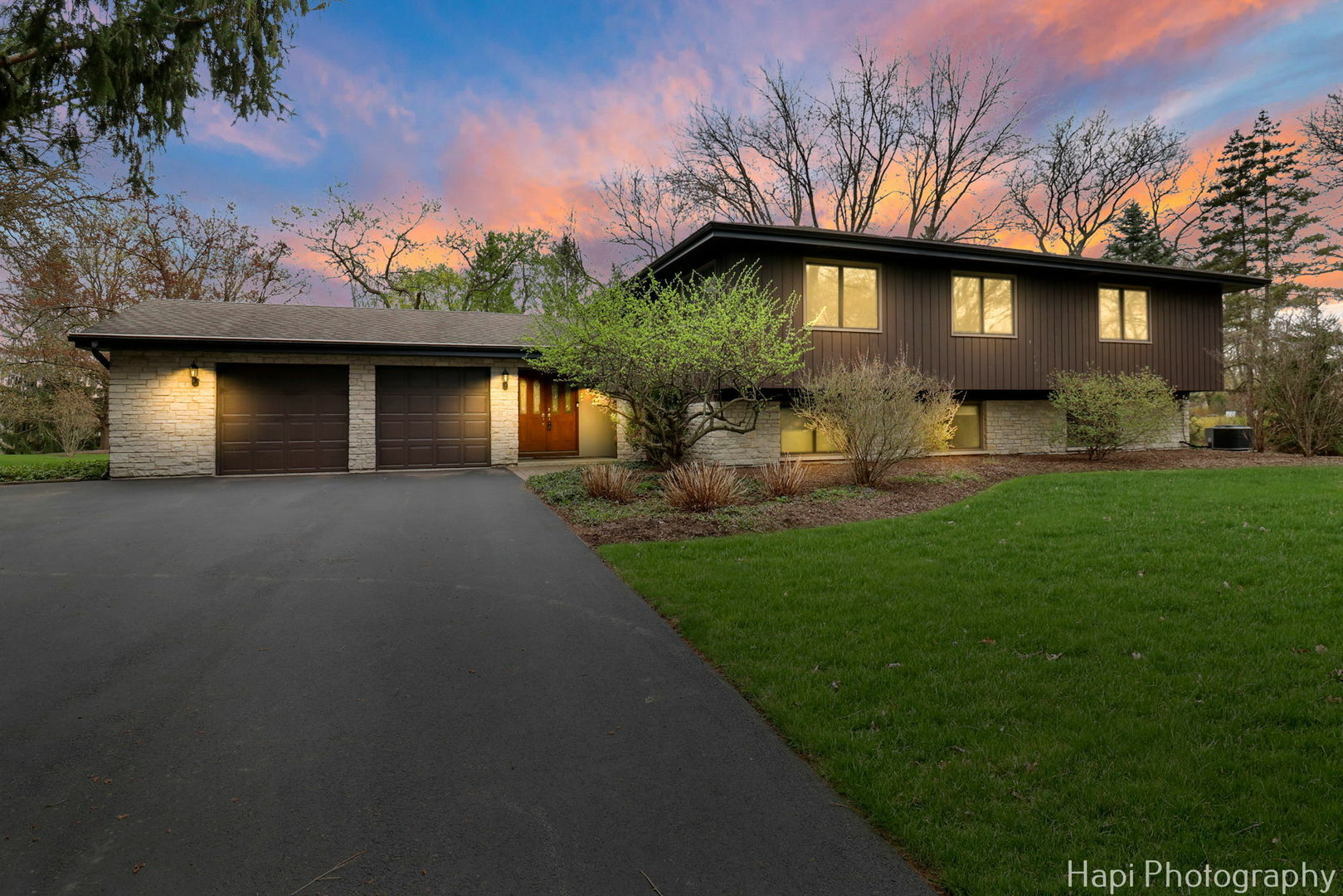 Property Photo: 16 Eton Court IL 60010