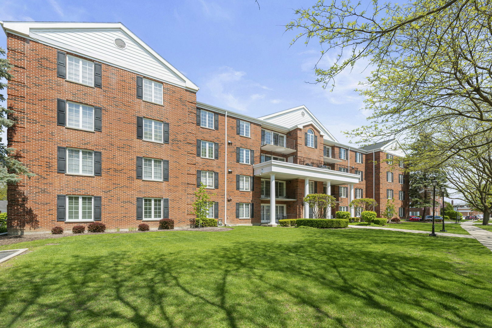 Property Photo: 326 Park Avenue 38 IL 60514