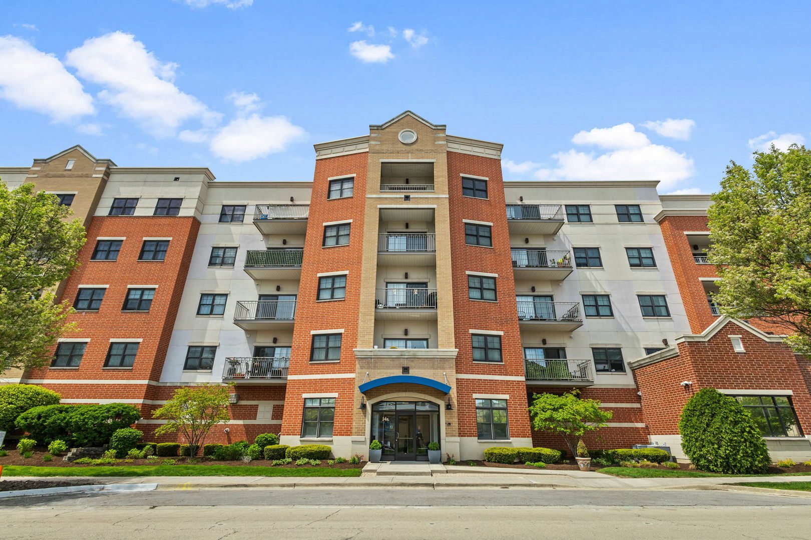 Property Photo: 14 S Prospect Street 504 IL 60172