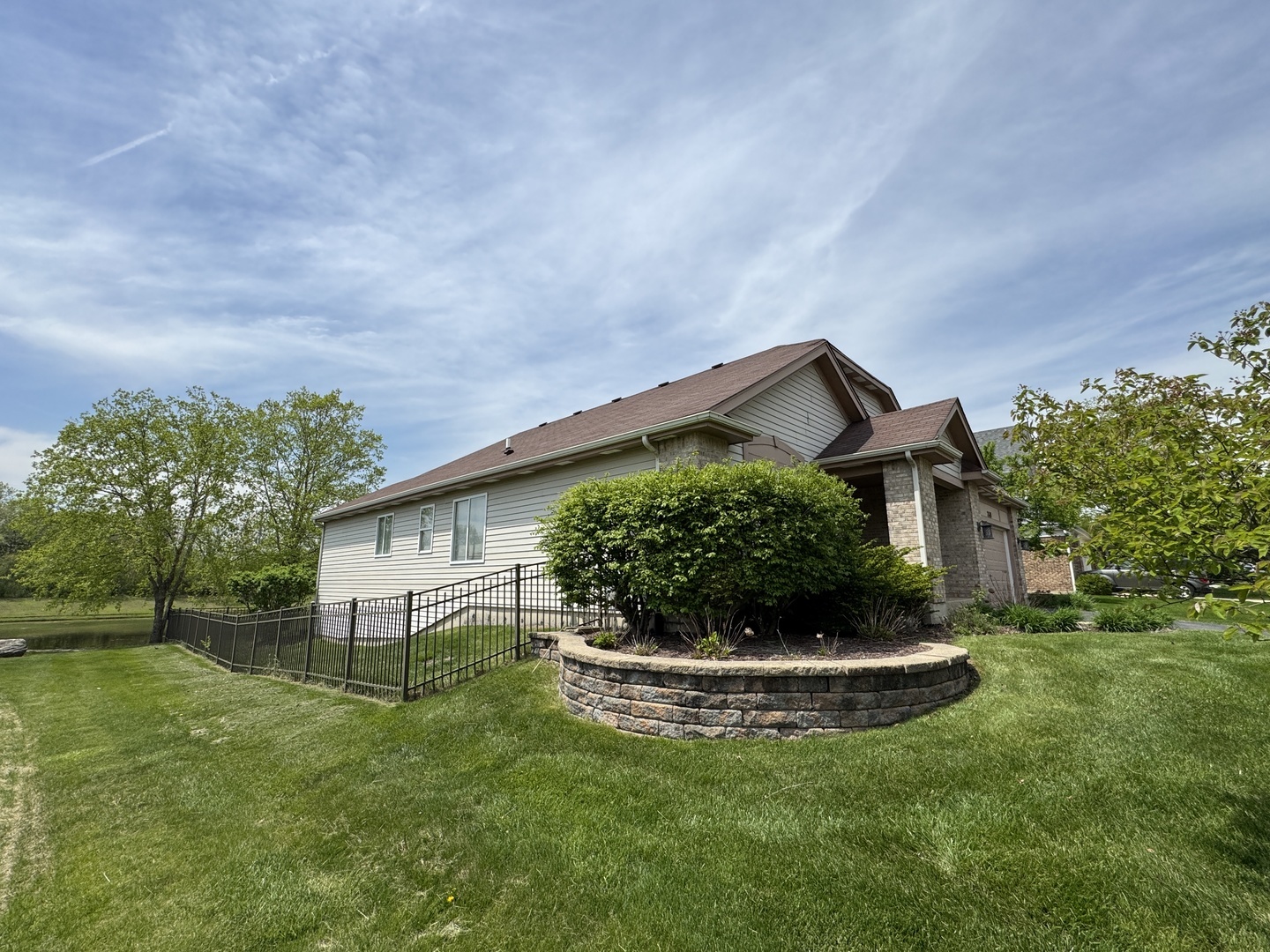 Property Photo: 2449 Wydown Lane IL 60502