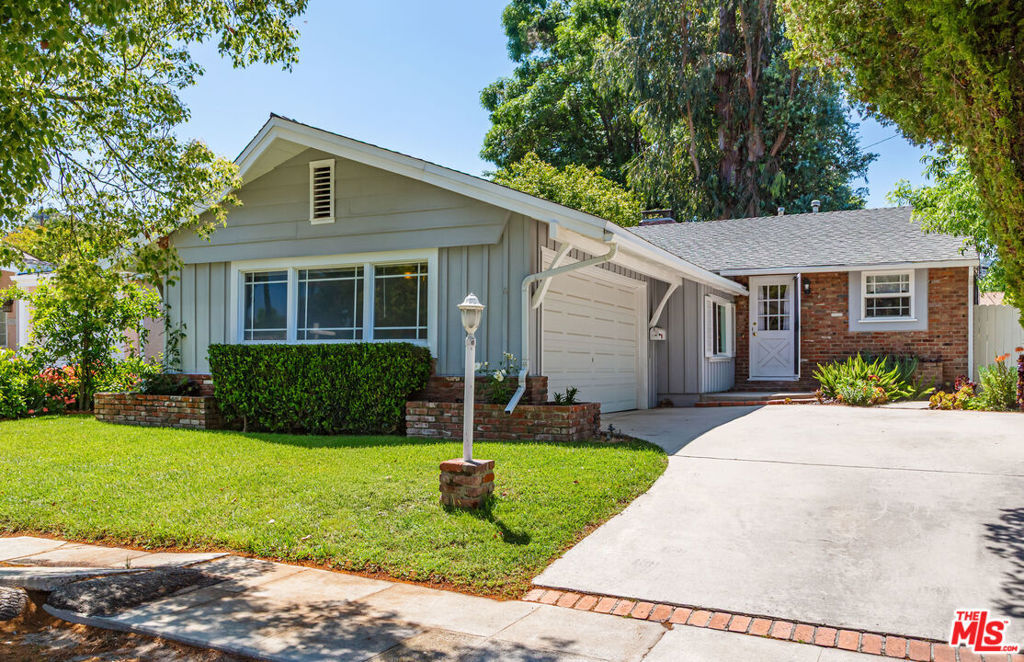 Property Photo:  21924 Buena Ventura Street  CA 91364 