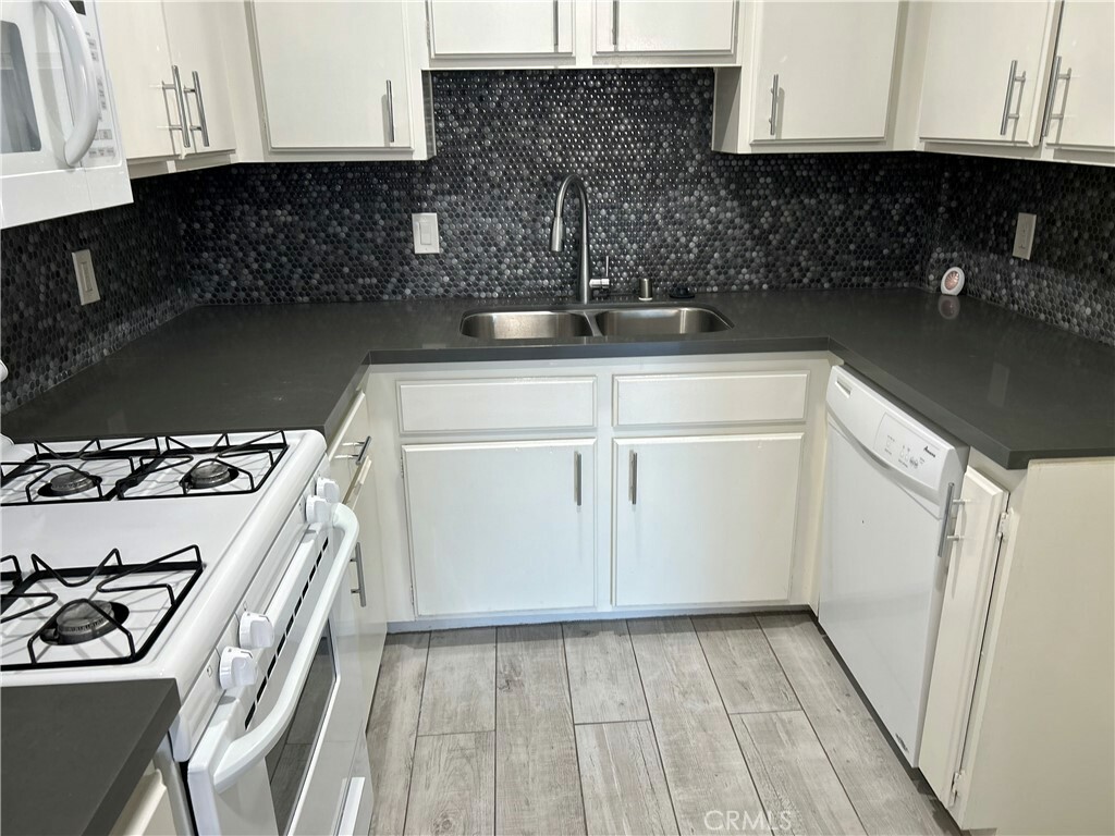 Property Photo: 4717 Ben Avenue 103 CA 91607