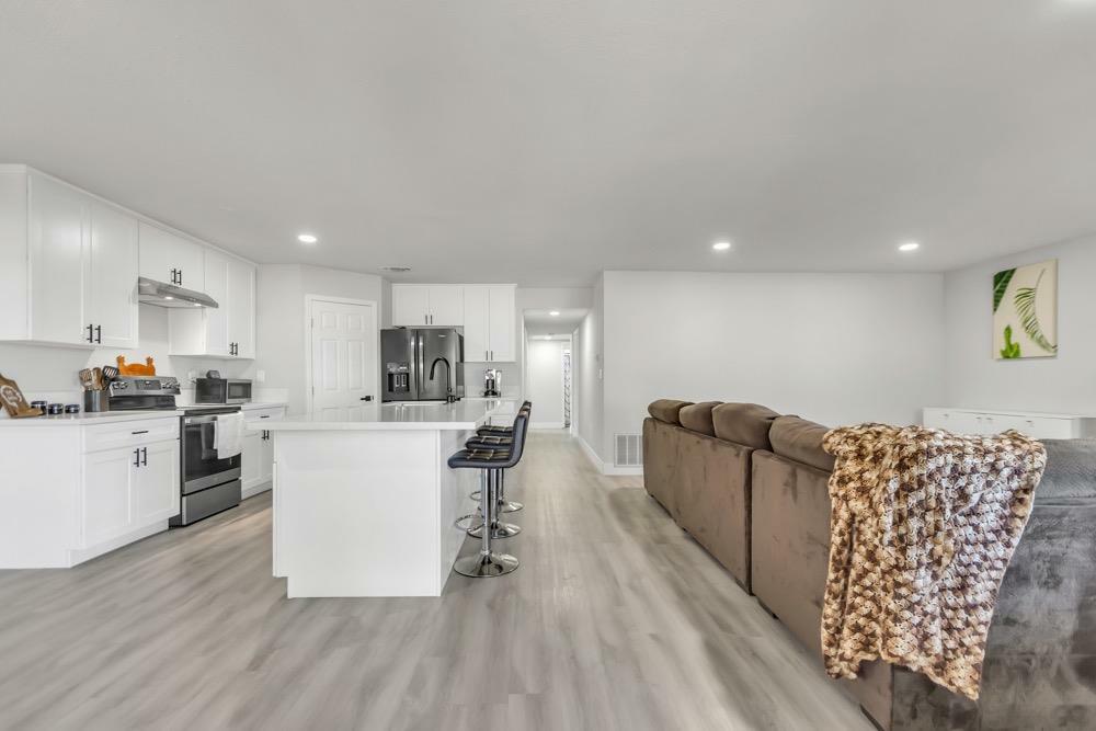 Property Photo: 1600 Akron Way CA 95822