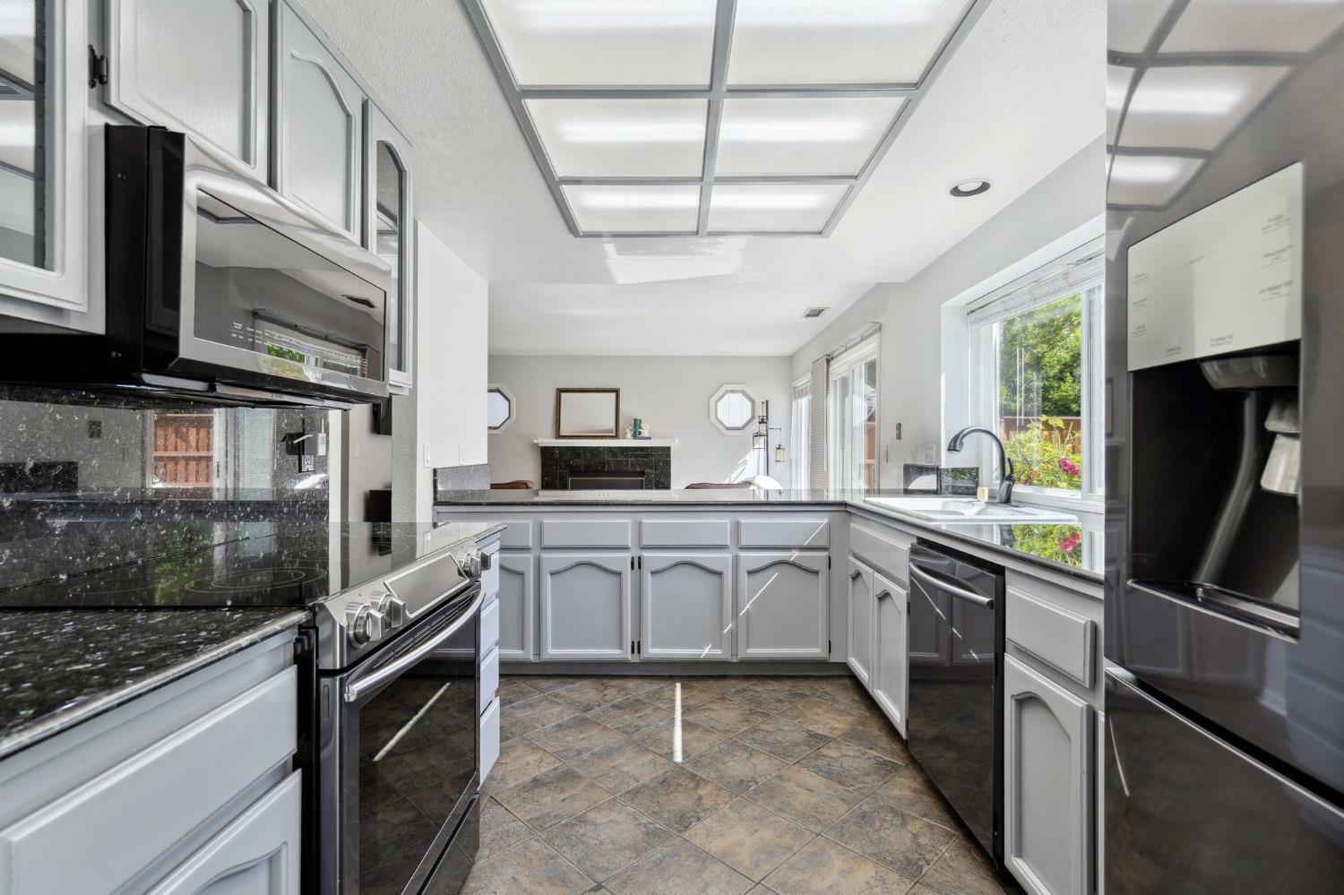 Property Photo:  1535 E Colonial Parkway E  CA 95661 
