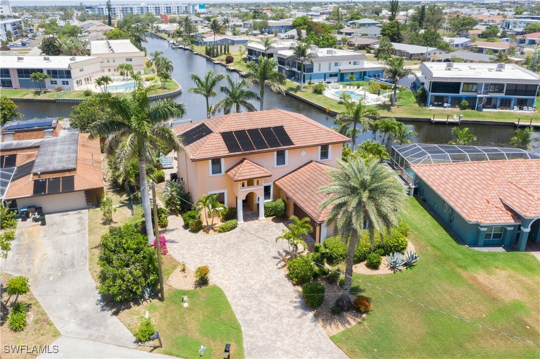Property Photo:  5105 Rutland Court  FL 33904 