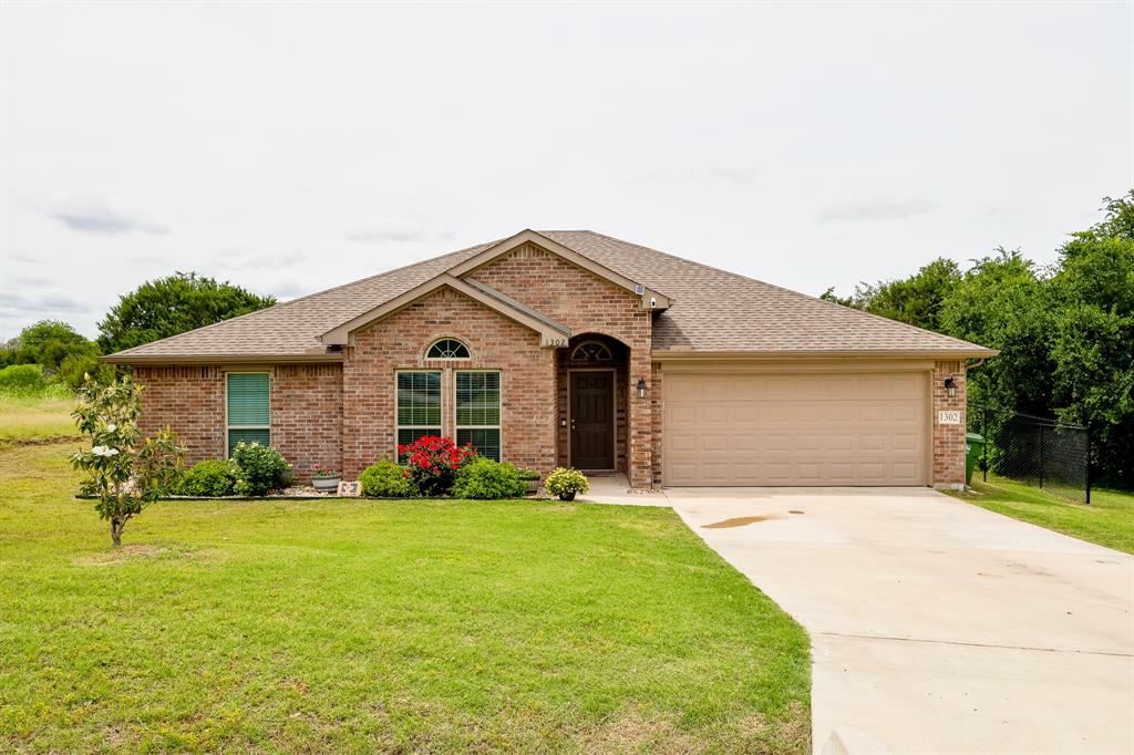 Property Photo: 1302 Shawnee Trail TX 76048