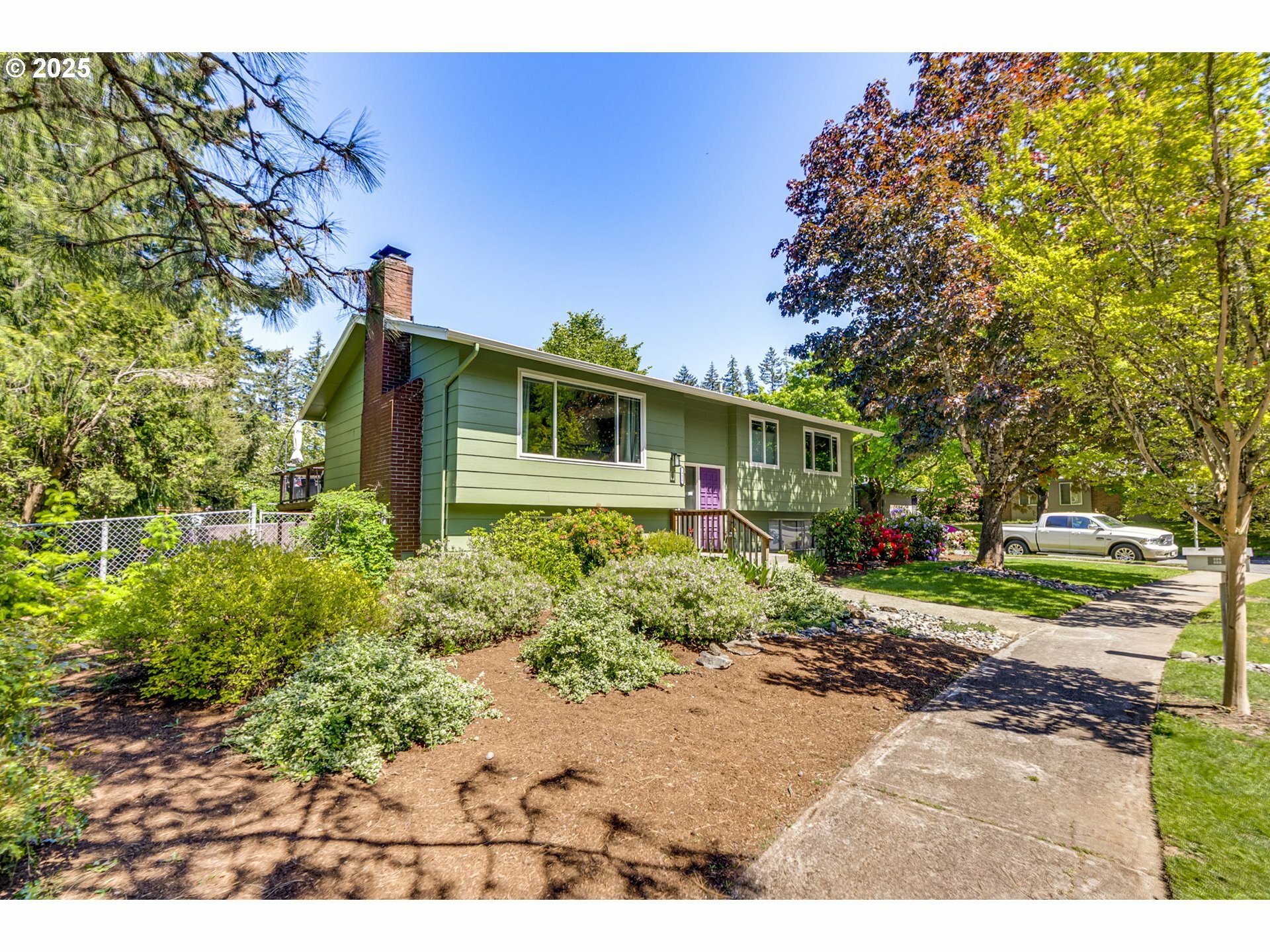 Property Photo: 14637 SE Center St OR 97236