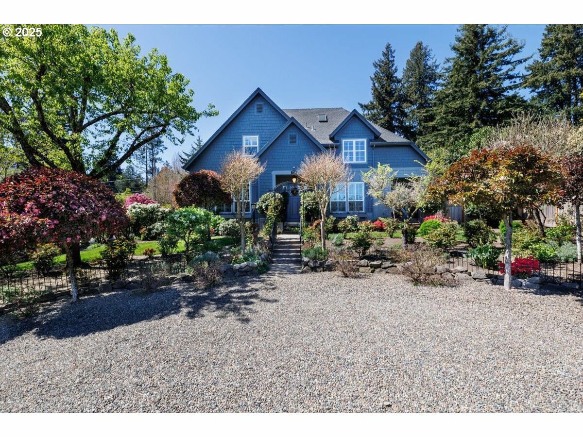 Property Photo: 725 E Ave OR 97034
