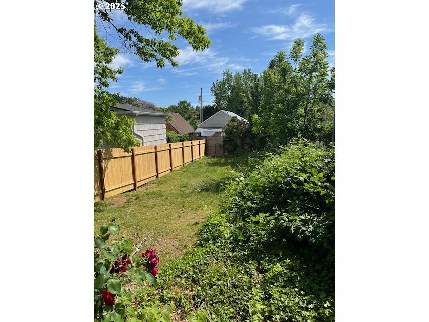 Property Photo: 5528 NE Flanders St OR 97213