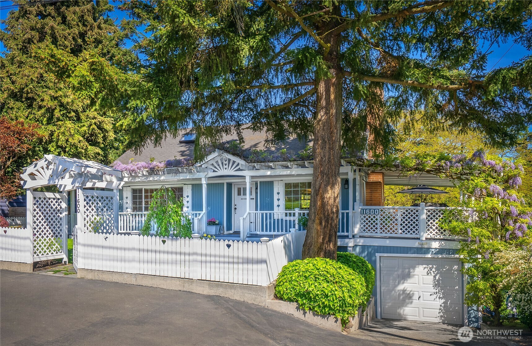 Property Photo: 11600 3rd Avenue NE WA 98125