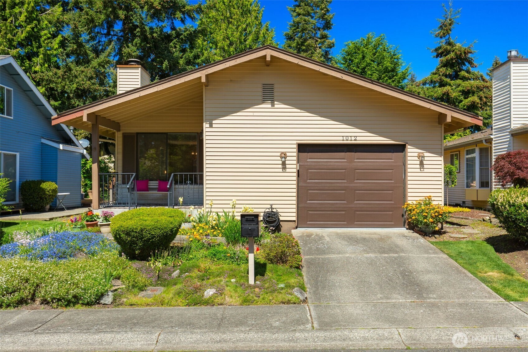 Property Photo: 1012 S 246th Place WA 98198