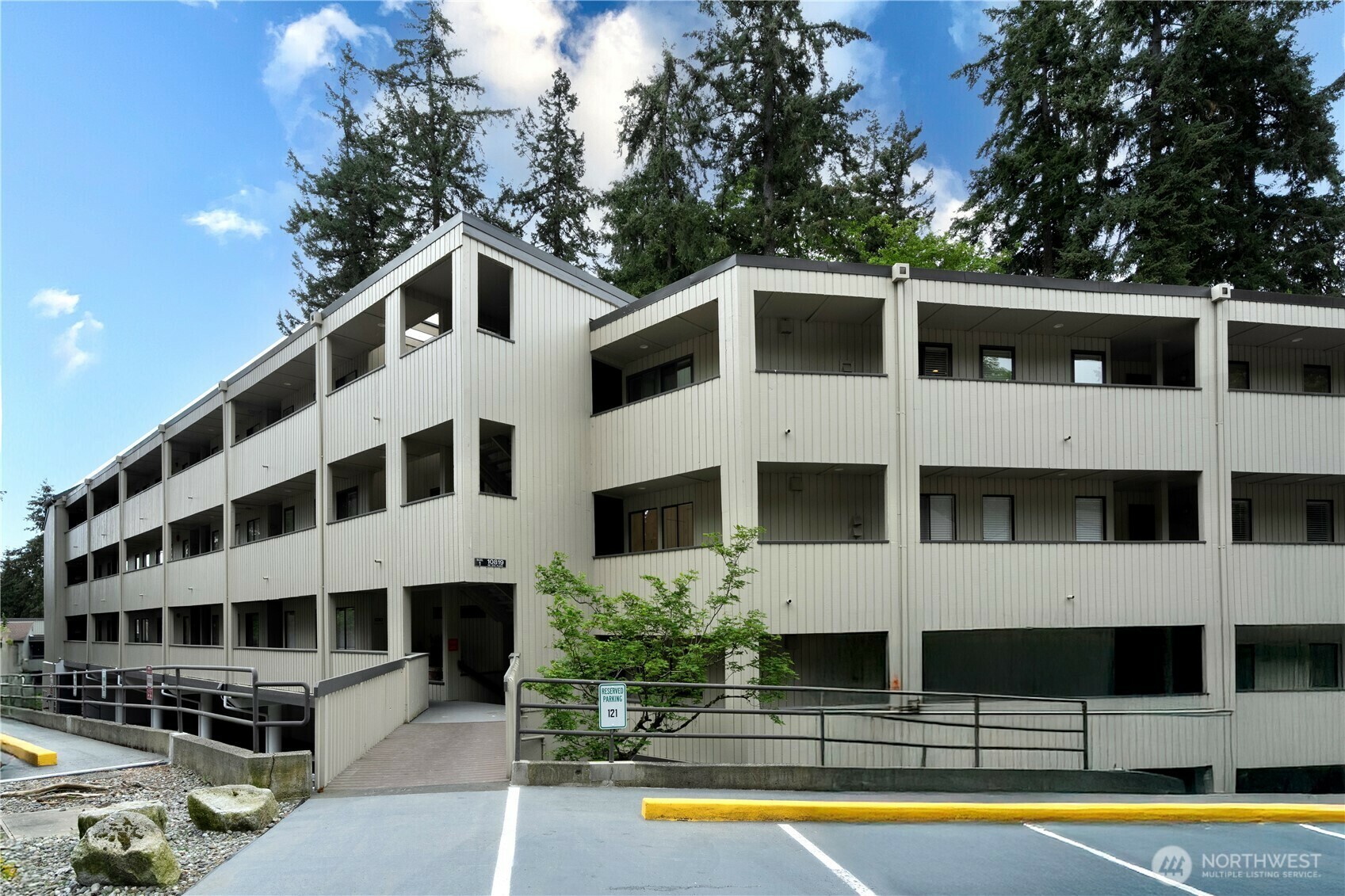 Property Photo: 10819 NE 37th Place 332 WA 98004