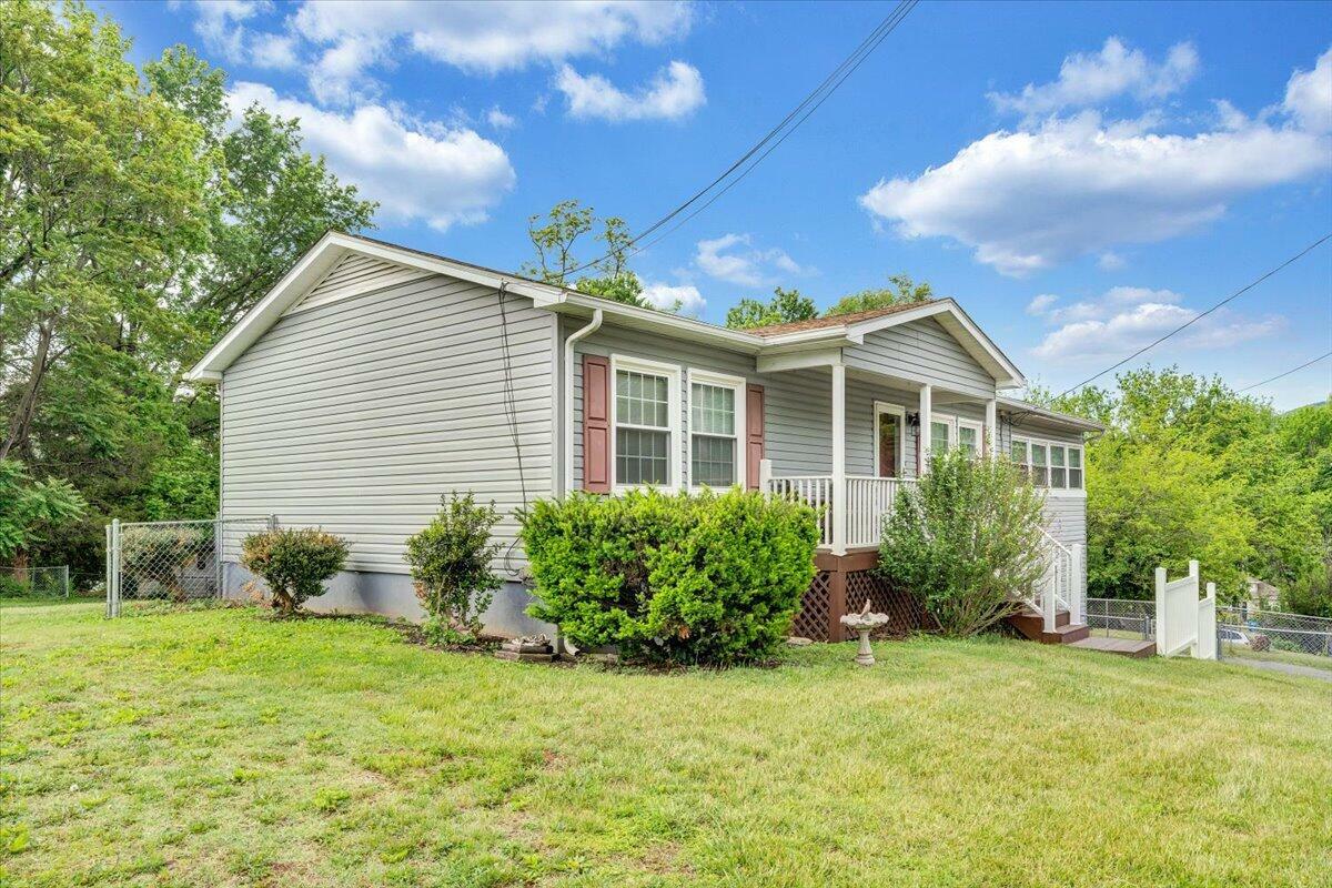 Property Photo: 1921 Clinton Ave SE VA 24013