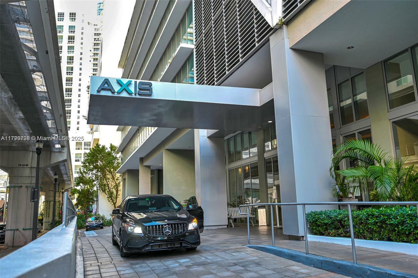 Property Photo: 1111 SW 1st Ave 2223-N FL 33130