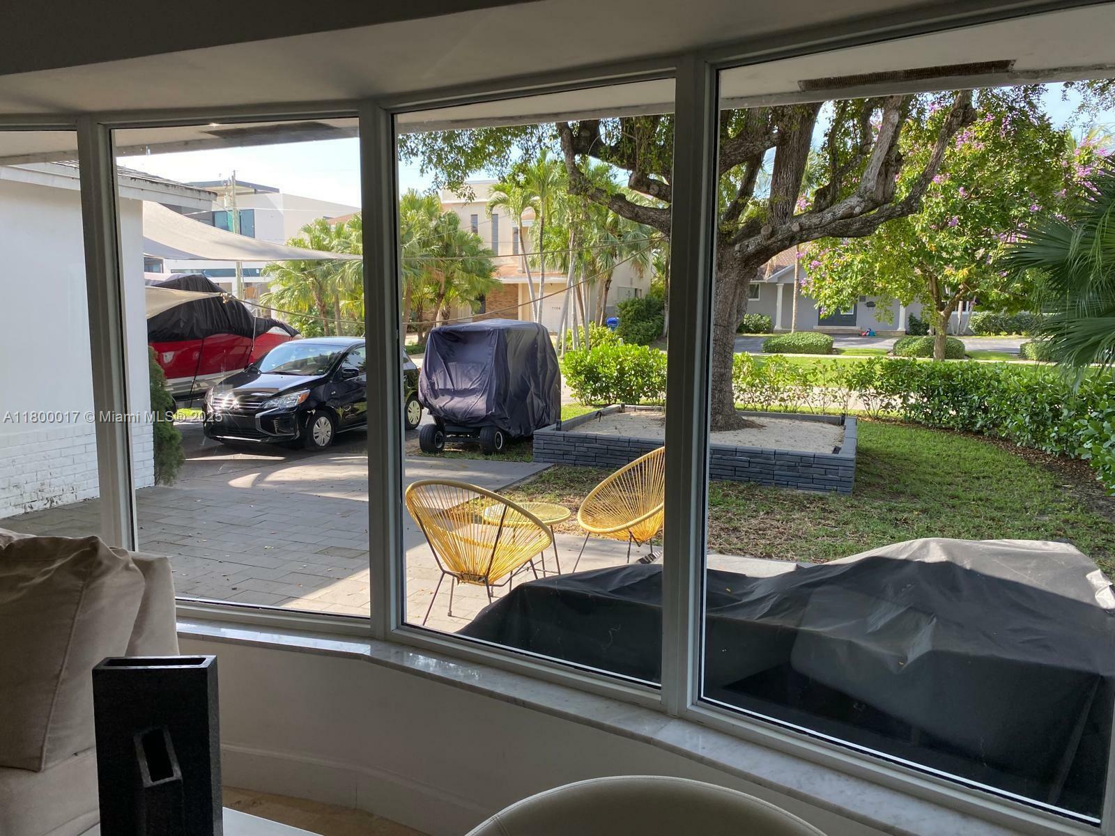 Property Photo: 1103 Washington St FL 33019