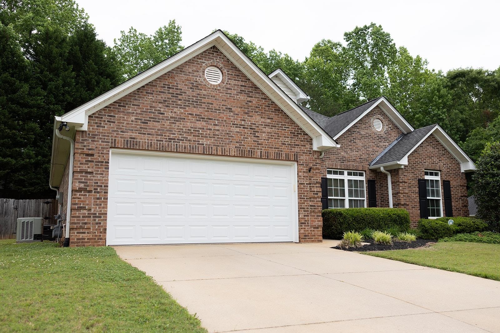 Property Photo: 413 N Sweetwater Hills Drive SC 29369
