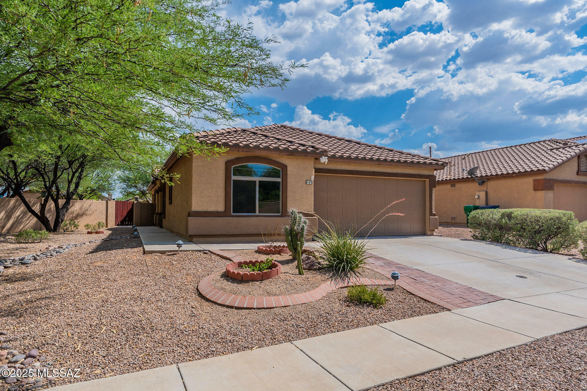 Property Photo: 703 W Calle Coroza AZ 85629