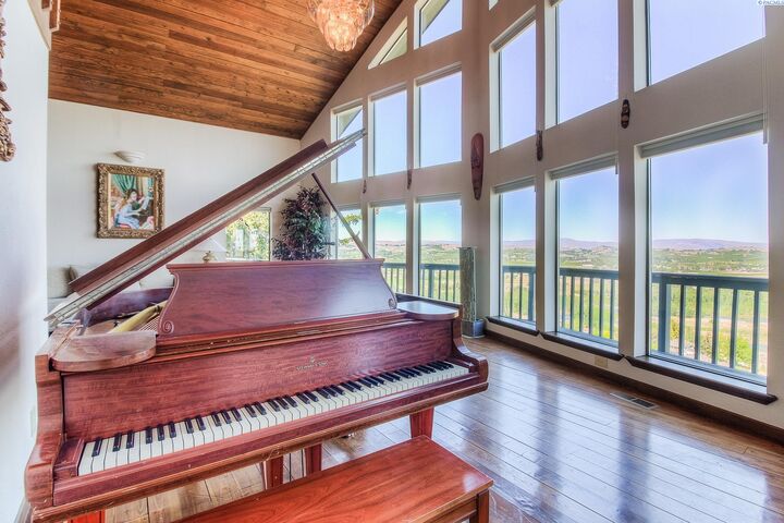 Property Photo: 541 Basalt Springs Way WA 98937