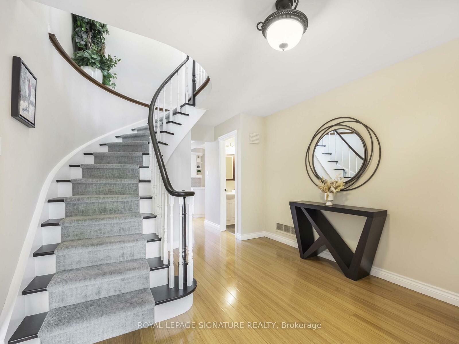 Photo de la propriété: 18 Satchell Boulevard ON M1C 3B4