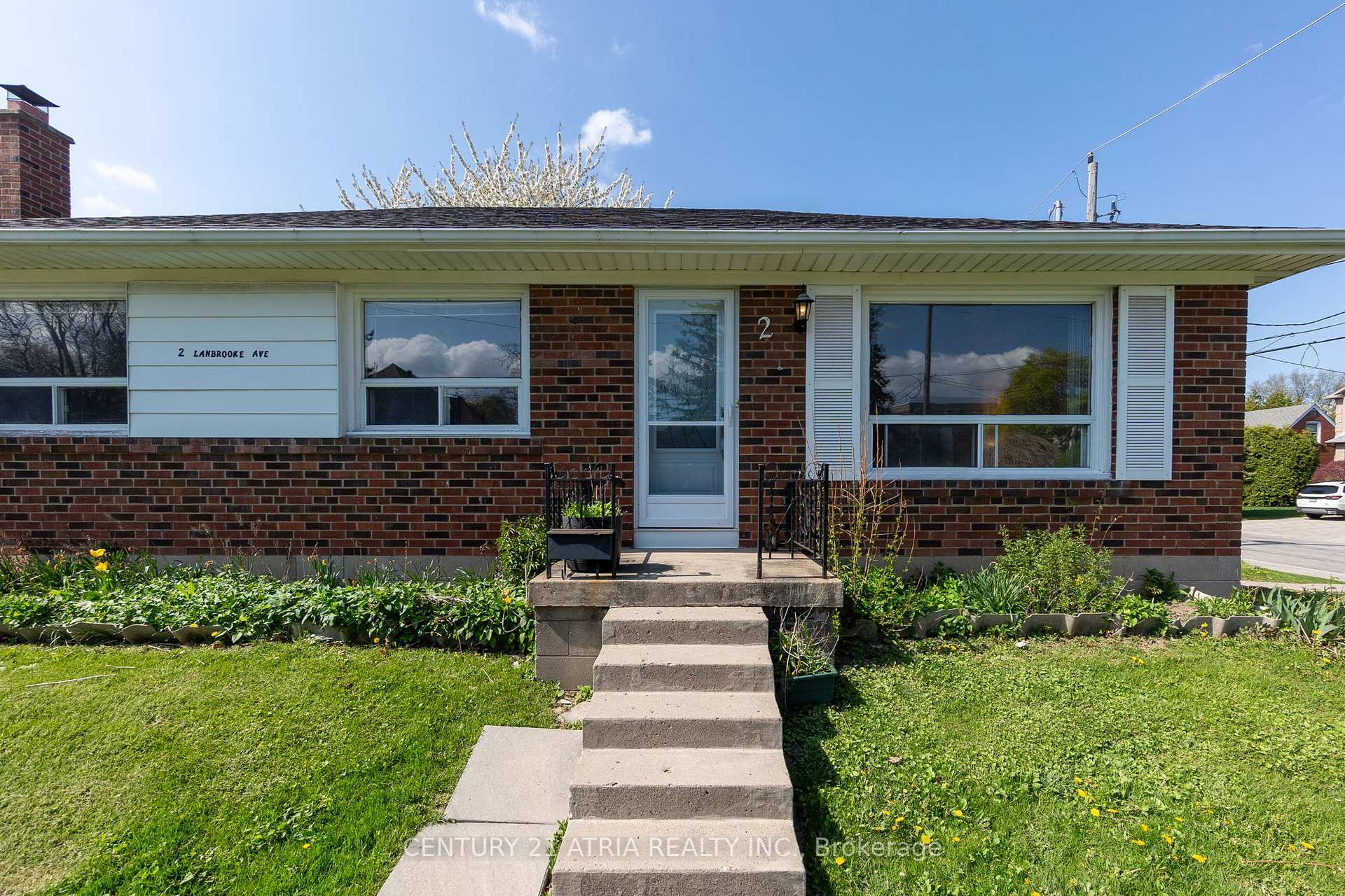 Photo de la propriété: 2 Lanbrooke Avenue ON M2R 2C6