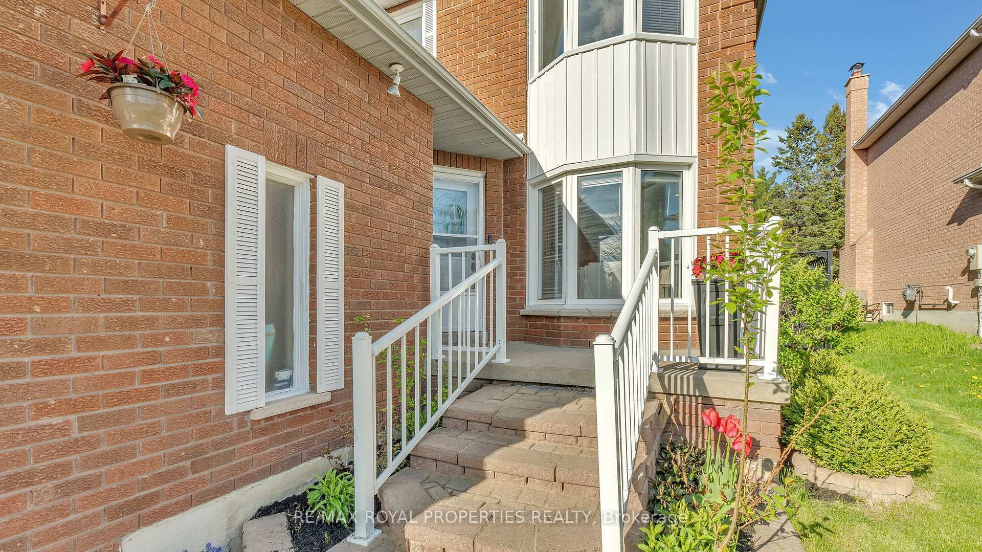 Photo de la propriété: 74 Erickson Drive ON L1N 8Z2