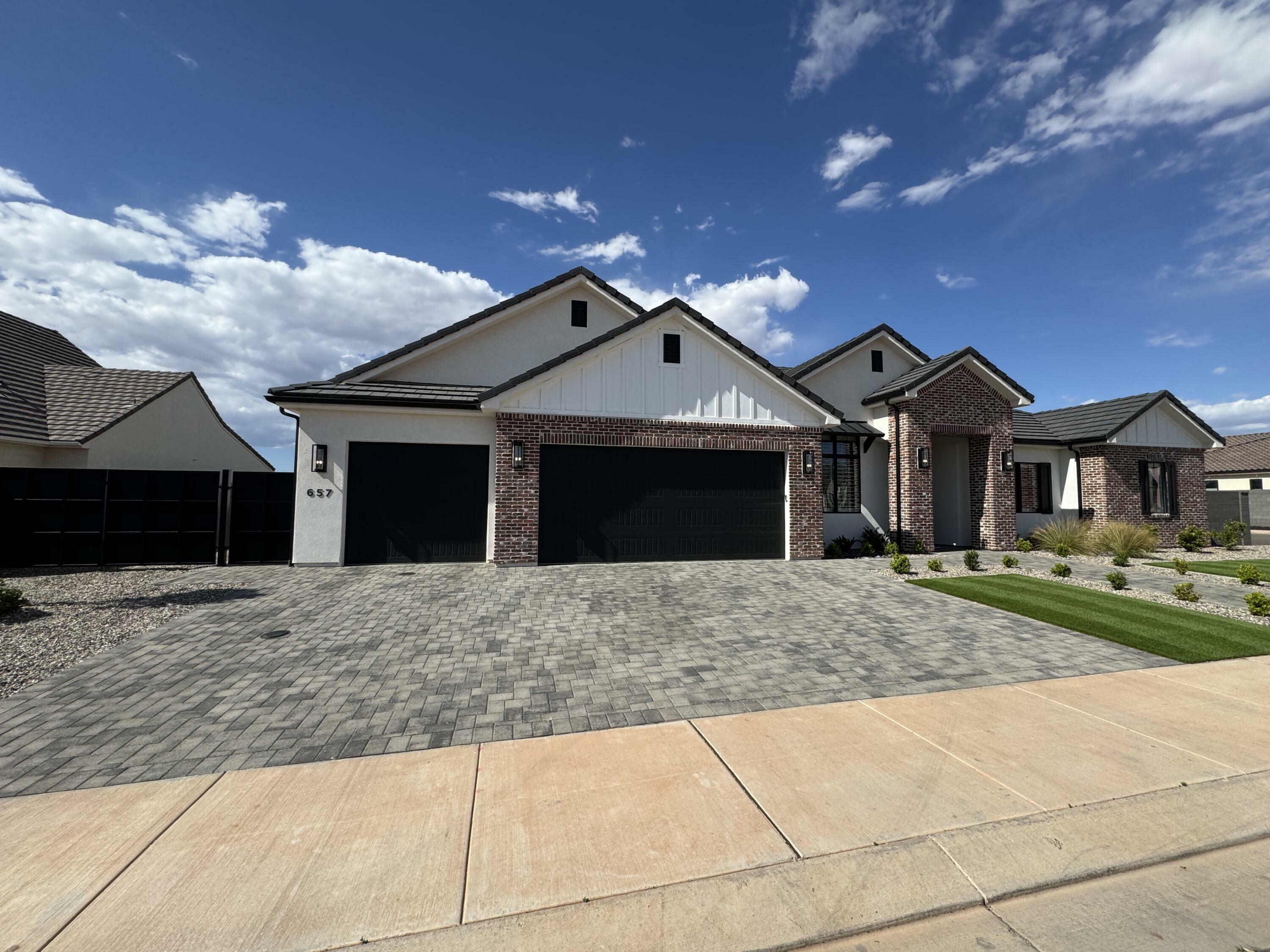Property Photo: 657 E Royal Ridge Dr UT 84780