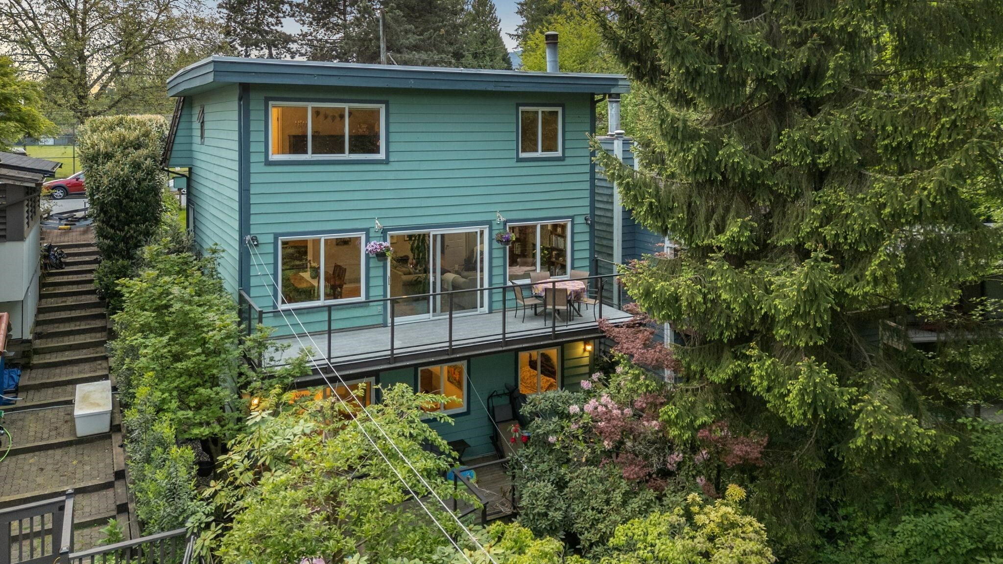 Property Photo:  2380 Mackay Avenue  BC V7P 2M9 