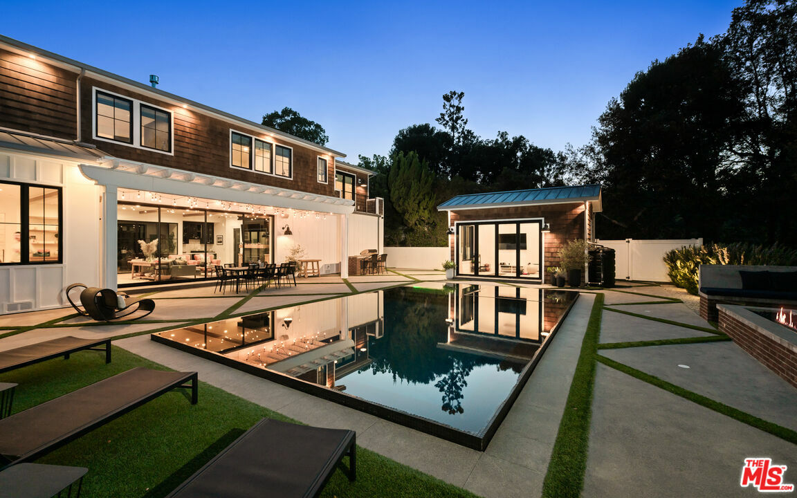 16101 Royal Mount Dr  Encino CA 91436 photo