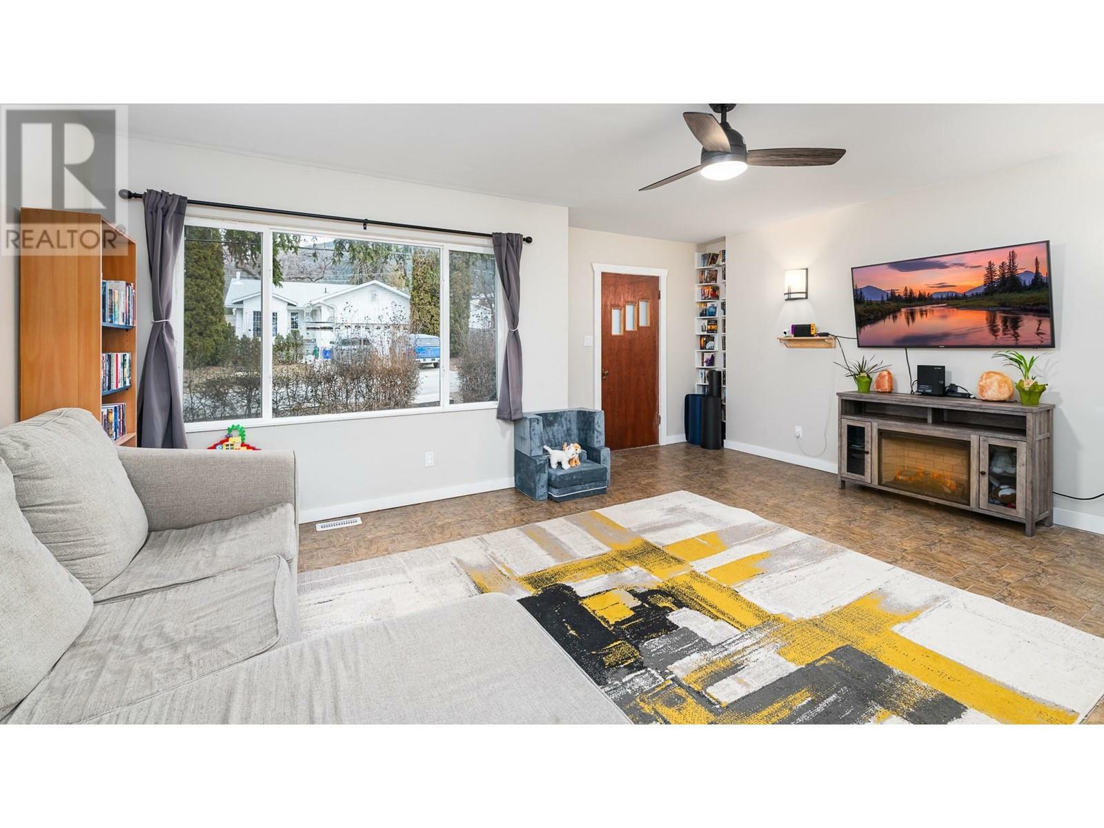 Property Photo: 205 19th Avenue South BC V0B 1G5
