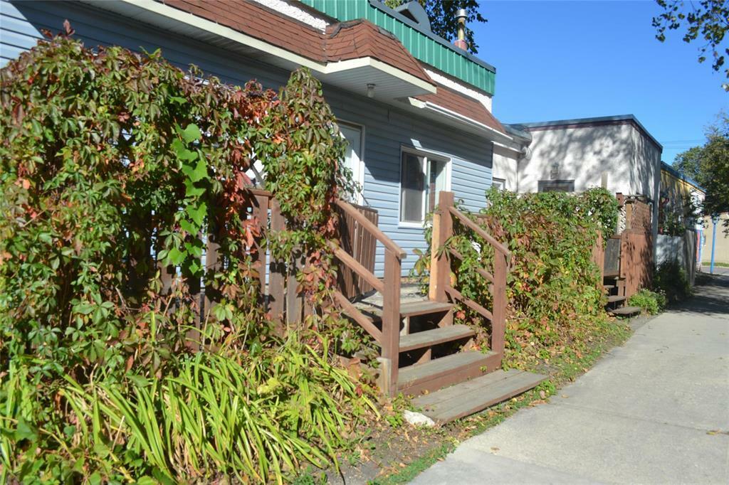 Property Photo: 302 Hamel Avenue MB R2H 0K9