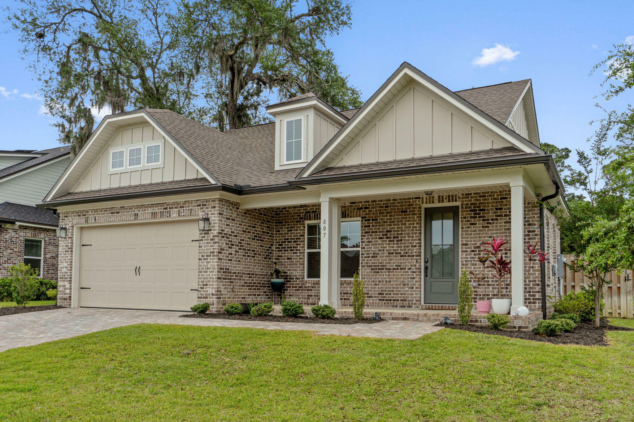Property Photo: 807 Raihope Way FL 32578