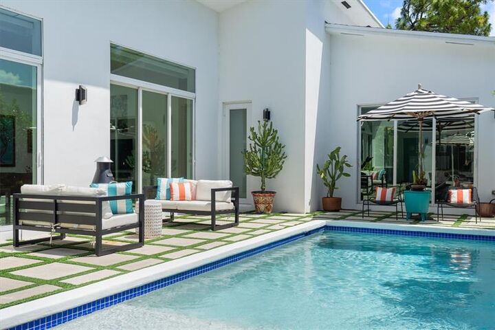 Property Photo: 619 NE 21st Ct FL 33305