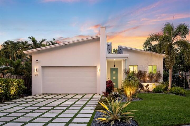 Property Photo: 619 NE 21st Ct FL 33305
