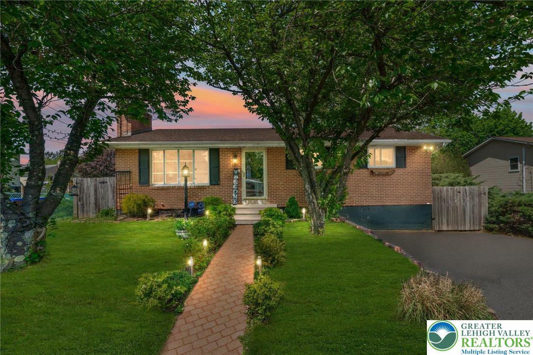 Property Photo: 1611 Cardinal Drive PA 18015