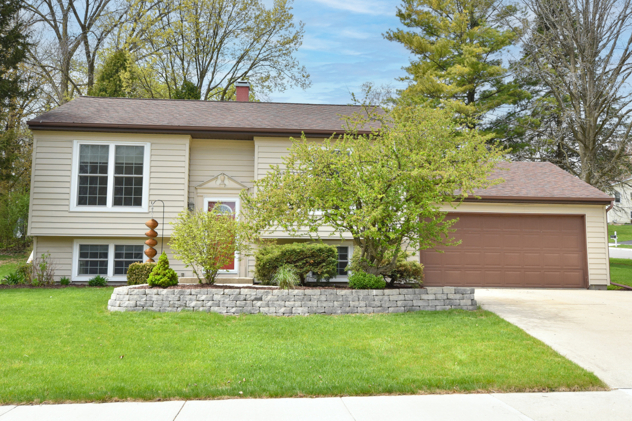 1885 Blackhawk Dr  Grafton WI 53024 photo