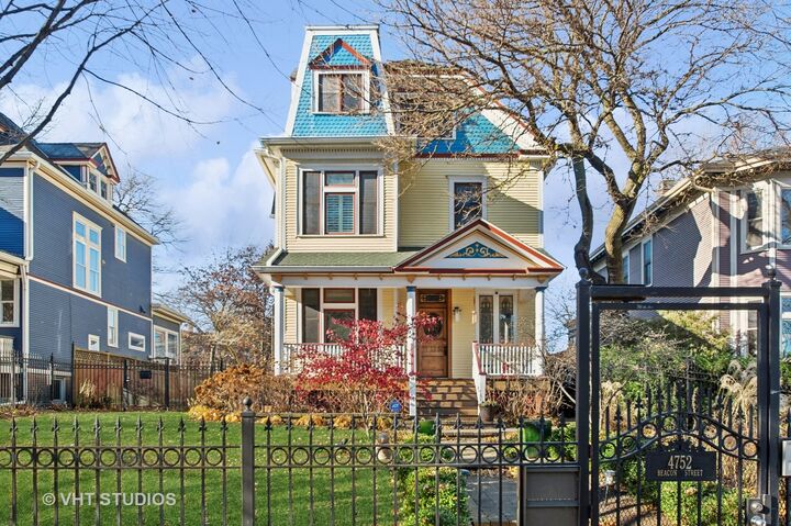 Property Photo: 4752 N Beacon Street IL 60613