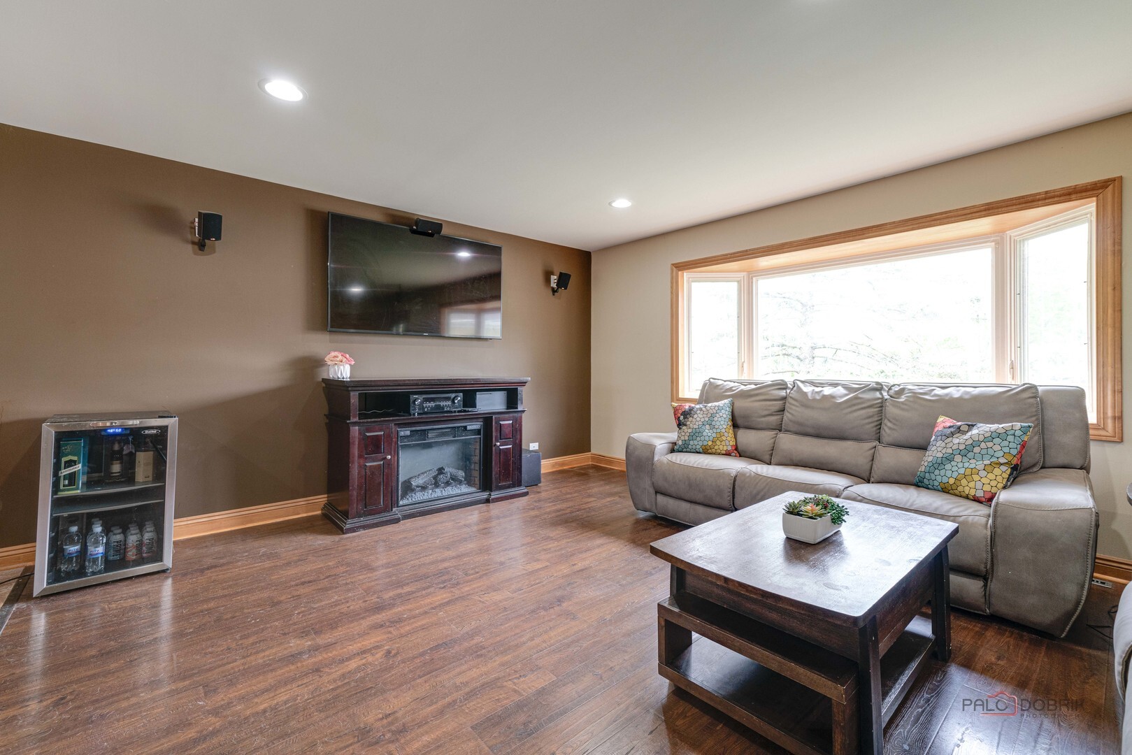 Property Photo: 422 S Thornwood Drive IL 60046