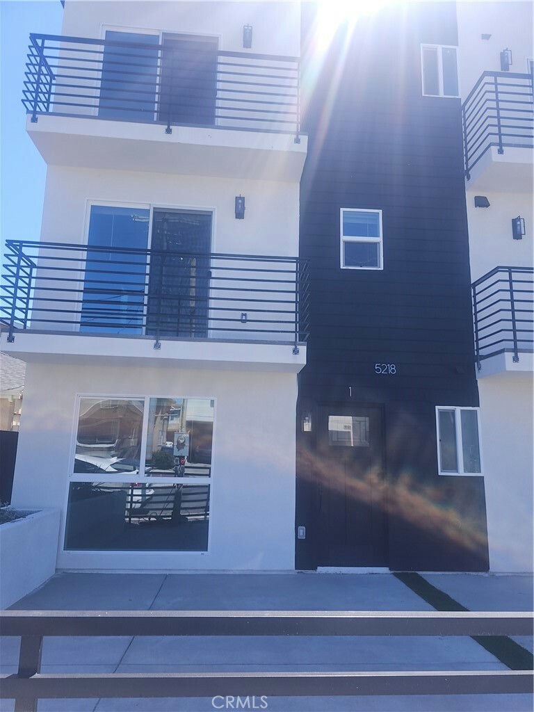 Property Photo: 5218 Auckland Avenue 1 CA 91601