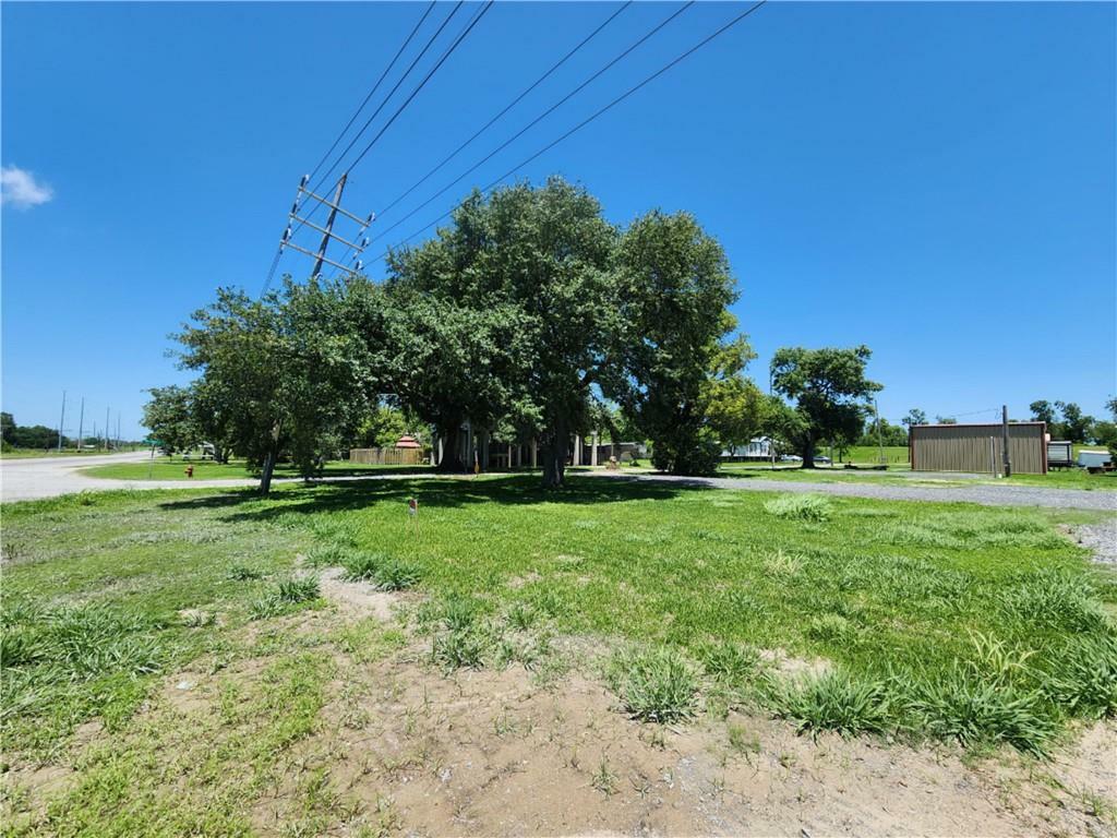 Property Photo: 113 Oak Ridge Lane LA 70083