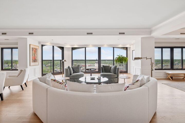 1201 Yale Place 2102  Minneapolis MN 55403 photo