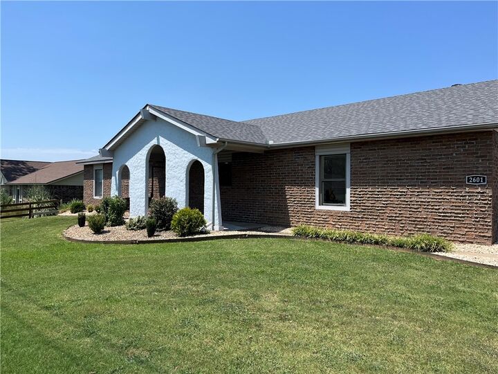 Property Photo:  2601 Oak Street  AR 72758 