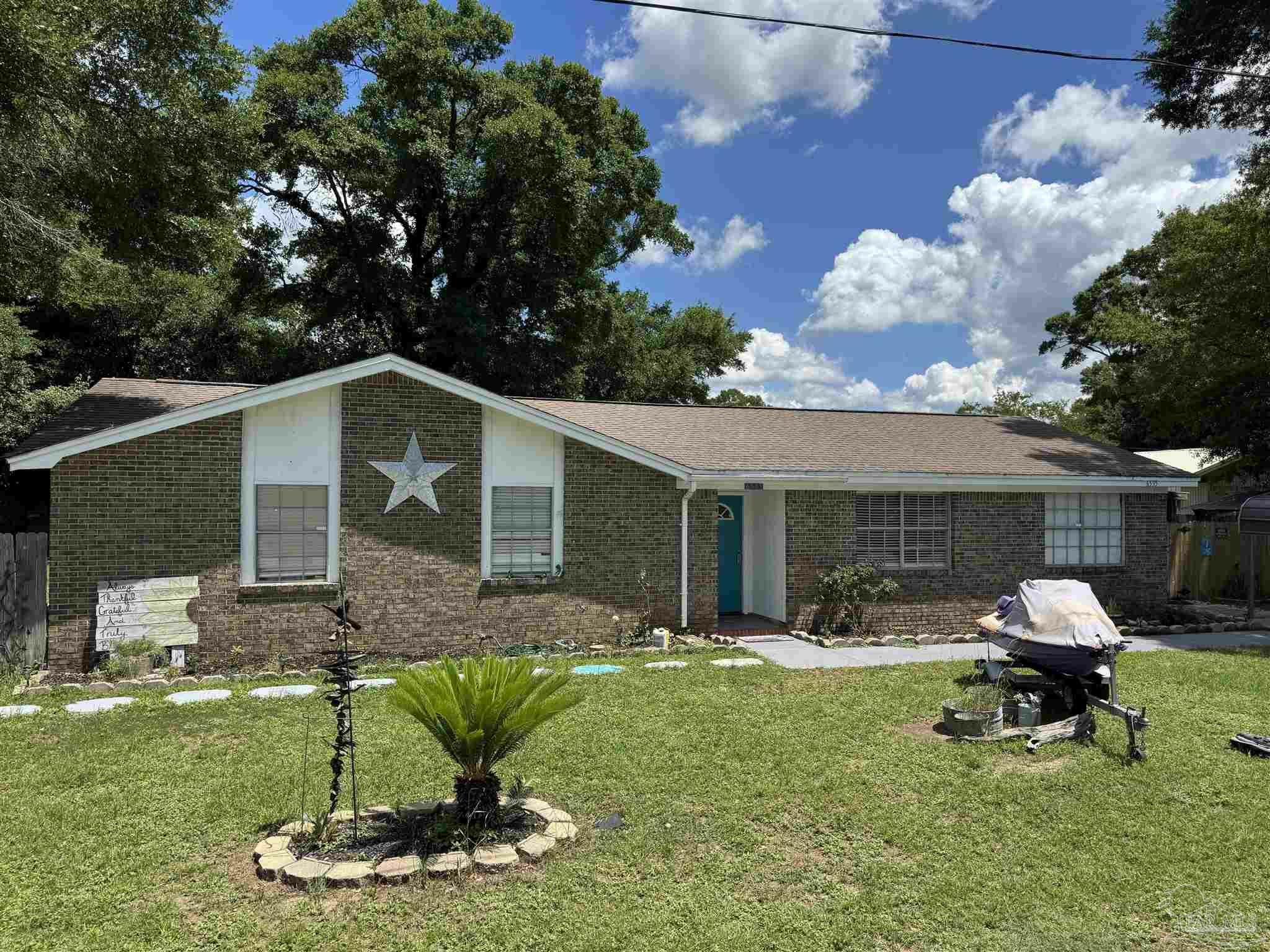 Property Photo: 6535 Kennington Cir FL 32570