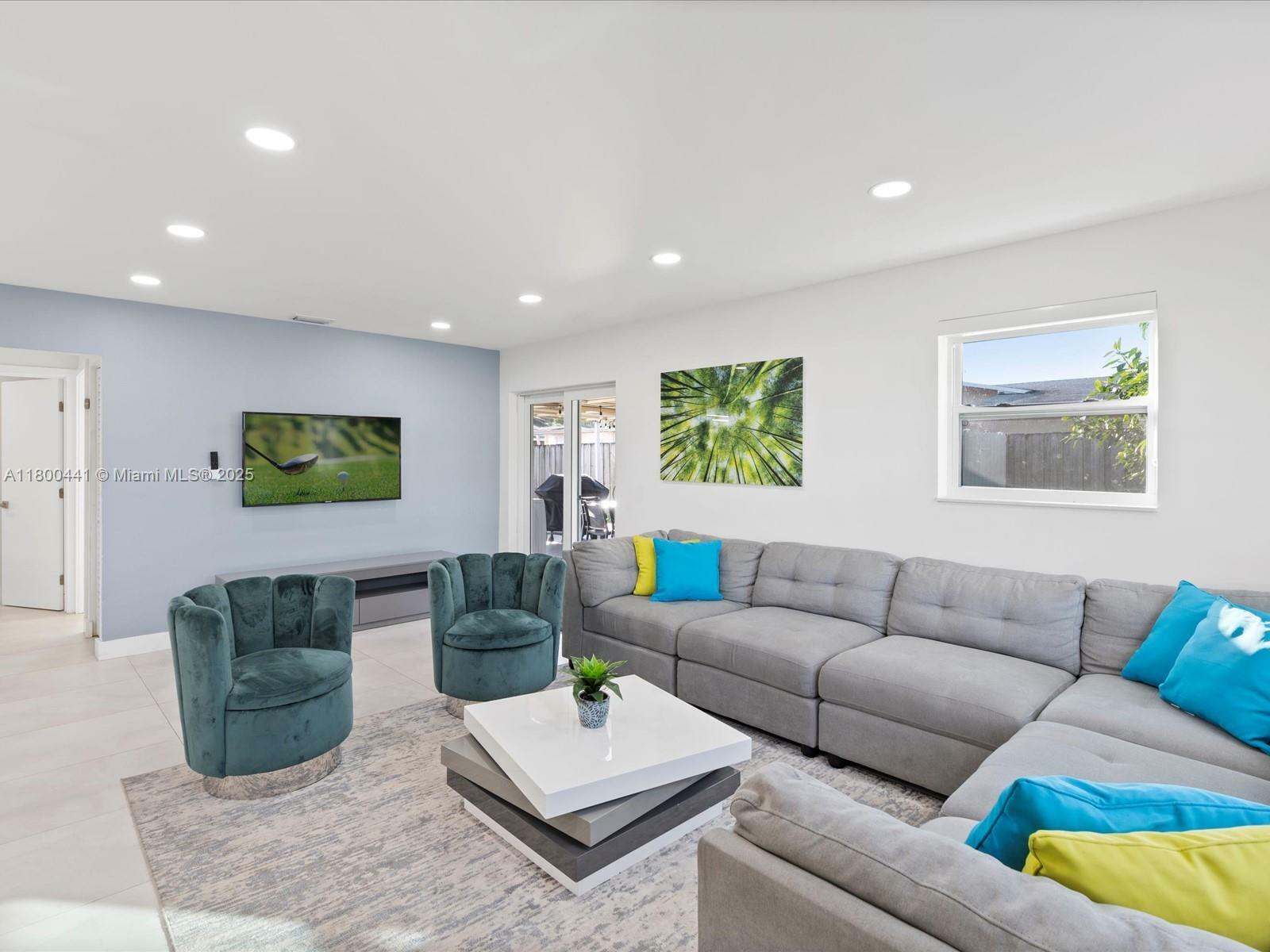 Property Photo: 711 N 66th Ave FL 33024