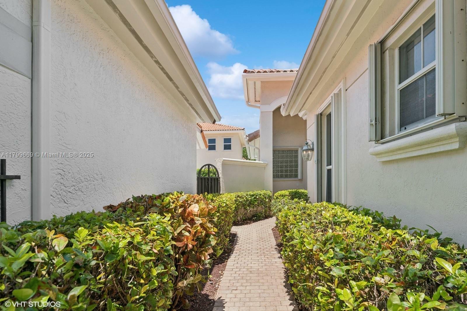 Property Photo: 1576 Breakwater Ter FL 33019